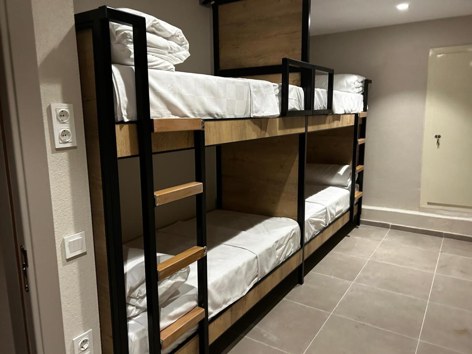 21 Hotel *